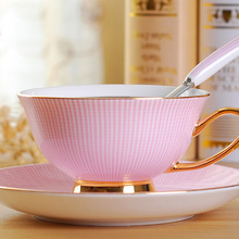 Кофейная чашка и блюдце в британском стиле из розового золота и костяного фарфора, Высококачественная чайная чашка с цветами в пасторальном стиле для послеобеденного чая 2024 - купить недорого