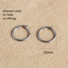 Pendientes de aro de acero inoxidable para hombre y mujer, joyería clásica, círculo redondo de titanio, tamaño 25mm 2024 - compra barato