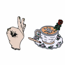 Pins para café e dedos meio dedo rosa copo de café canudo esmalte punk presentes engraçados para amigo alfinete lapela joias fashion 2024 - compre barato