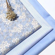 Tela de sarga de algodón para 100%, tela de sarga de estilo japonés azul cielo, pequeña flor de rayas para bricolaje, cojines de cama de cuna, ropa de decoración acolchada 2024 - compra barato
