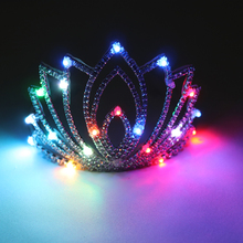 Guirnalda que brilla en la fiesta de Navidad, diadema de flores, corona para el pelo con luz LED 2024 - compra barato