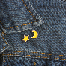 Значок на лацкан для джинсовой куртки, с эмалью, в форме Луны и звезды, Мультяшные броши 2024 - купить недорого