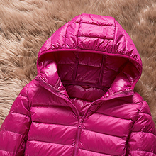 Новинка, зимнее Легкое женское пуховое пальто с капюшоном для девочек, куртка на 90% утином пуху, облегающее Женское пальто на молнии с длинным рукавом, теплая верхняя одежда 2024 - купить недорого
