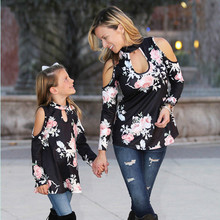 Camisetas a juego para madre e hija, ropa con estampado Floral para mamá y niña, Tops familiares para mamá y yo, color negro 2024 - compra barato