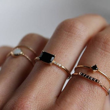 Кольцо женское обручальное золотистое с квадратным черным фианитом, простые кольца 2024 - купить недорого