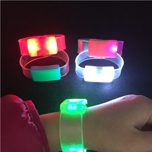 Moda 100 piezas personalidad LED personalizado pulsera de las mujeres de moda vestido de pulseras de deporte de los hombres de pulsera de la joyería de fiesta suministros 2024 - compra barato