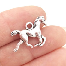 A granel 30 Uds Metal de aleación de Zinc encantos de caballo antiguo animal Chapado en plata colgantes para DIY hecho a mano pulseras 21*13mm y 1,3g 2024 - compra barato