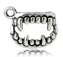 Colgantes de colores plata DoreenBeads Halloween Vampire Fang, colgantes de 17x12mm, se venden por paquete de 100 2024 - compra barato