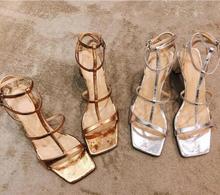 Новые летние женские сандалии с Т-образным ремешком и пряжкой на низком массивном каблуке; цвет бронзовый, золотой; Босоножки с открытым носком 2024 - купить недорого