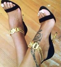 Соблазнительные дизайнерские женские модельные туфли на высоком каблуке с ремешком на щиколотке и золотыми цепочками; Летние сандалии 2024 - купить недорого