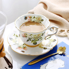 Conjuntos de copos e pires de café, xícaras e pires de chá cerâmicos rosas brancas, britânicas, para escritório, teacup, porcelana real, bom presente 2024 - compre barato