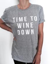 Camiseta de Sugarbaby Time to Wine Down para mujer y niña, blusa gris de moda divertida, regalos bonitos, camisetas divertidas de manga corta 2024 - compra barato