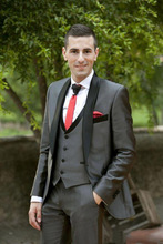 Novo design estiloso cinza escuro com um botão, terno de noivo e lapela, padrinho de honra, ternos de casamento masculinos (jaqueta + calça + colete) 2024 - compre barato