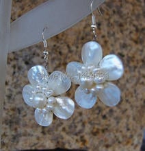 Venta al por mayor de pendientes de perlas-blanco concha Natural de perlas de agua dulce de la flor pendientes de damas de honor de NDE36 2024 - compra barato