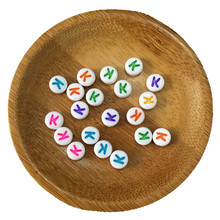 Cuentas espaciadoras individuales con letras K de 4x7MM, 500 unids/lote, abalorios blancos con alfabeto de acrílico colorido, cuentas espaciadoras para pulsera de joyería 2024 - compra barato