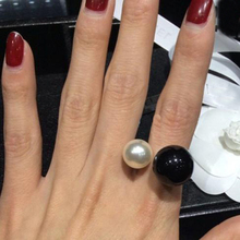 Venda quente nobre anéis de moda simples preto branco simulado pérola anel duplo bolas anéis de dedo para mulheres jóias atacado 2024 - compre barato