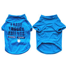 Летняя одежда с принтом буквы для собак для маленьких собак и кошек XS-L Модная хлопковая одежда для животных, одежда для собак, голубая футболка оптовая продажа 40D26 2024 - купить недорого
