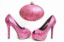 Замечательные женские туфли-лодочки цвета фуксии с украшением из страз; обувь в африканском стиле; комплект сочетающейся сумочки под платье; Каблук 12 см; X19 2024 - купить недорого