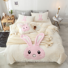 Juego de cama bordado con aplique de oso de conejo de dibujos animados de color blanco y rosa marrón, funda de edredón de tela polar, Sábana, falda de cama, fundas de almohada 2024 - compra barato