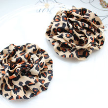 5 uds. Leopardo satén hecho a mano roseta laminada tela Flores-2,5 "-65mm aprox. Sin clips para diy 2024 - compra barato