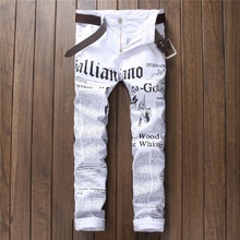 Новые брендовые модные Стрейчевые мужские джинсы с белыми буквами, мужские облегающие эластичные повседневные брюки, обтягивающие джинсовые штаны с принтом 2024 - купить недорого