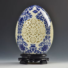 Estatua artística exquisita china de porcelana blanca y azul, adorno en forma de huevo, talla adorno calado 2024 - compra barato