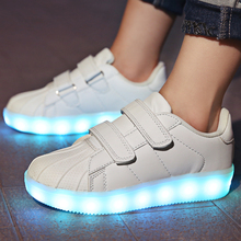 2018 Белая светодиодная светящаяся обувь для мальчиков и девочек, Модный повседневный Детский Светильник, 7 цветов, USB зарядка, новые светящиеся Детские кроссовки с подошвой 2024 - купить недорого