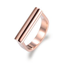 Jeemango anel clássico com design amor, joia simples de titânio aço inoxidável de noivado para mulheres, joia de cor dourada r17042 2024 - compre barato