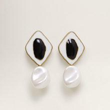 Pendiente de gota de resina geométrica para mujer, aretes colgantes de perla de agua dulce Natural Irregular, color blanco y negro, regalo de joyería, nuevo diseño 2024 - compra barato