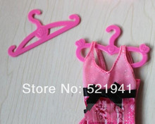 20 unids/lote rosa Mix perchas accesorios para Barbie perchas muñeca ropa vestido falda de traje muñeca juego chicas de la casa 2024 - compra barato