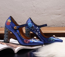 Zapatos de tacón grueso con flor de cristal y Punta puntiaguda, zapatos de charol de estilo clásico, a la moda, para banquete y boda 2024 - compra barato