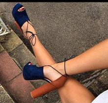 Sandália de salto grosso feminina, sandália de dedo aberto com cadarço azul, de camurça ou couro, com salto grosso e alça no tornozelo 2024 - compre barato