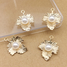 50 Uds. 20*26mm Color oro imitación perla hoja de arce encanto hoja colgante DIY para hacer joyas de boda hechas a mano al por mayor 2024 - compra barato