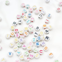 Contas de acrílico planas e redondas com 100 peças, alfabeto de arco-íris, contas de letras soltas 7mm 2024 - compre barato