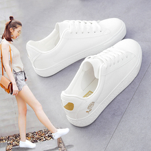 Sapatos brancos femininos de couro, tênis baixos de couro, para caminhar, leves e bordados, para meninas estudantes d0569 2024 - compre barato