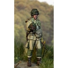 1/35 Resin Figure Model Kit holding German helmet US air borne from WWII 1 Figures Unassambled Unpainted 2024 - buy cheap