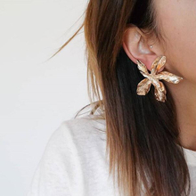 HuaTang-Pendientes de Metal Punk con flores grandes para mujer, aretes colgantes de Color dorado y plateado, regalo de fiesta, joyería 2019 2024 - compra barato