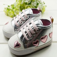 Милая обувь для маленьких девочек 0-18 месяцев; Серебристые кроссовки с сердечками для ходьбы; новые мягкие кроссовки для начинающих ходить 2024 - купить недорого