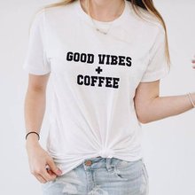 Футболка GOOD VIBES + COFFEE, хипстерская Повседневная футболка с надписью и графическим рисунком, кофейная мама, в эстетике кофе, для влюбленных, Стильные топы, Базовая рубашка 2024 - купить недорого
