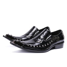 Sapato social masculino/черные туфли-оксфорды из натуральной лакированной кожи со стальным носком; Мужские модельные Свадебные лоферы с шипами и заклепками 2024 - купить недорого