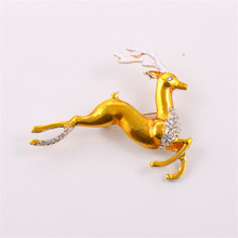2017Free Shipping New fashion exquisite little deer Zinc alloy gold ladies wild temperament brooch gift 2024 - buy cheap