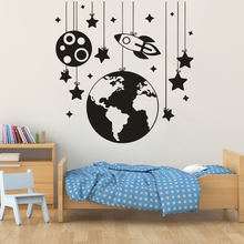 Adesivo de vinil para parede, nave espacial com estrelas, decoração para quarto infantil, pôster de parede 2024 - compre barato