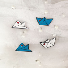 Broche de Metal esmaltado de avión de papel, Pin de insignia de barco de papel blanco, azul, rosa brillante, bonito, regalo de joyería de disfraz para niños 2024 - compra barato