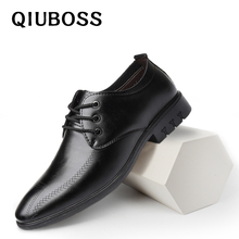 QIUBOSS/Роскошные брендовые Мужские модельные туфли; кожаные мужские деловые туфли на плоской подошве; классические мужские официальные оксфорды с острым носком; повседневная обувь; Цвет черный, коричневый 2024 - купить недорого