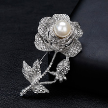 Encanto Rosa flor broches para las mujeres regalos de cristal de diamantes de imitación broche de perlas boda vestido de fiesta Accesorios 2024 - compra barato