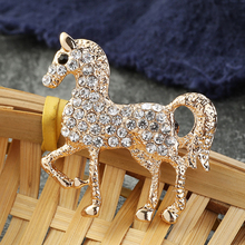 Broche de animales de caballo de cristal para mujer, broche de moda, joyería de fiesta 2024 - compra barato