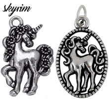 Skyrim pingente de unicórnio de contos de fadas, pingente vintage de unicórnio para colar e pulseira de contos de fadas, joias da moda, pingente de cavalo de metal flutuante, 10 peças 2024 - compre barato