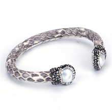 Irragular-pulsera de cuero de serpiente auténtico para mujer, brazalete abierto con perlas naturales de agua dulce y diamantes de imitación, joyería gris claro 2024 - compra barato