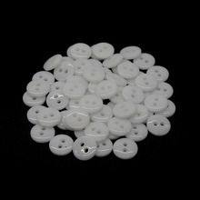 Блестящие полимерные швейные пуговицы для скрапбукинга, круглая блестящая черная, белая, с двумя отверстиями 2024 - купить недорого