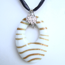 Collar con colgante ovalado, serpiente roja, Murano, perla de cristal, blanco 2024 - compra barato